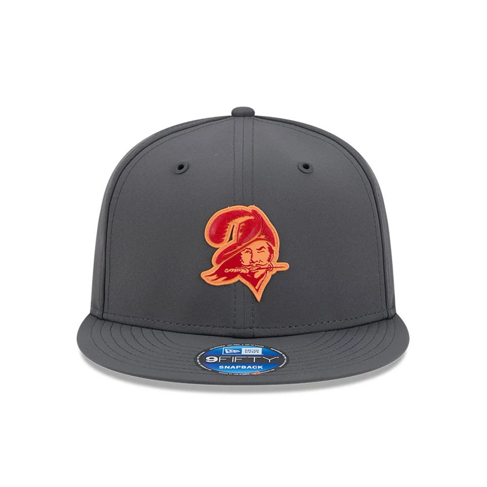 Buccaneers NFL Sideline 2026 Charcoal New Era 9FIFTY Snapback Adjustable Cap, front view showing a raised orange and red Buccaneers logo on the structured charcoal crown, complemented by a flat charcoal visor with a 9FIFTY size sticker.