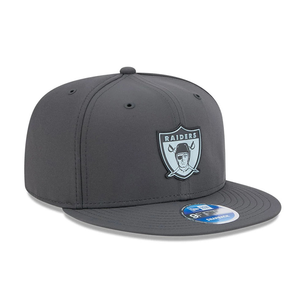 Pictured is this NFL Sideline 2026 Las Vegas Raiders 9FIFTY Snapback cap in charcoal. 4