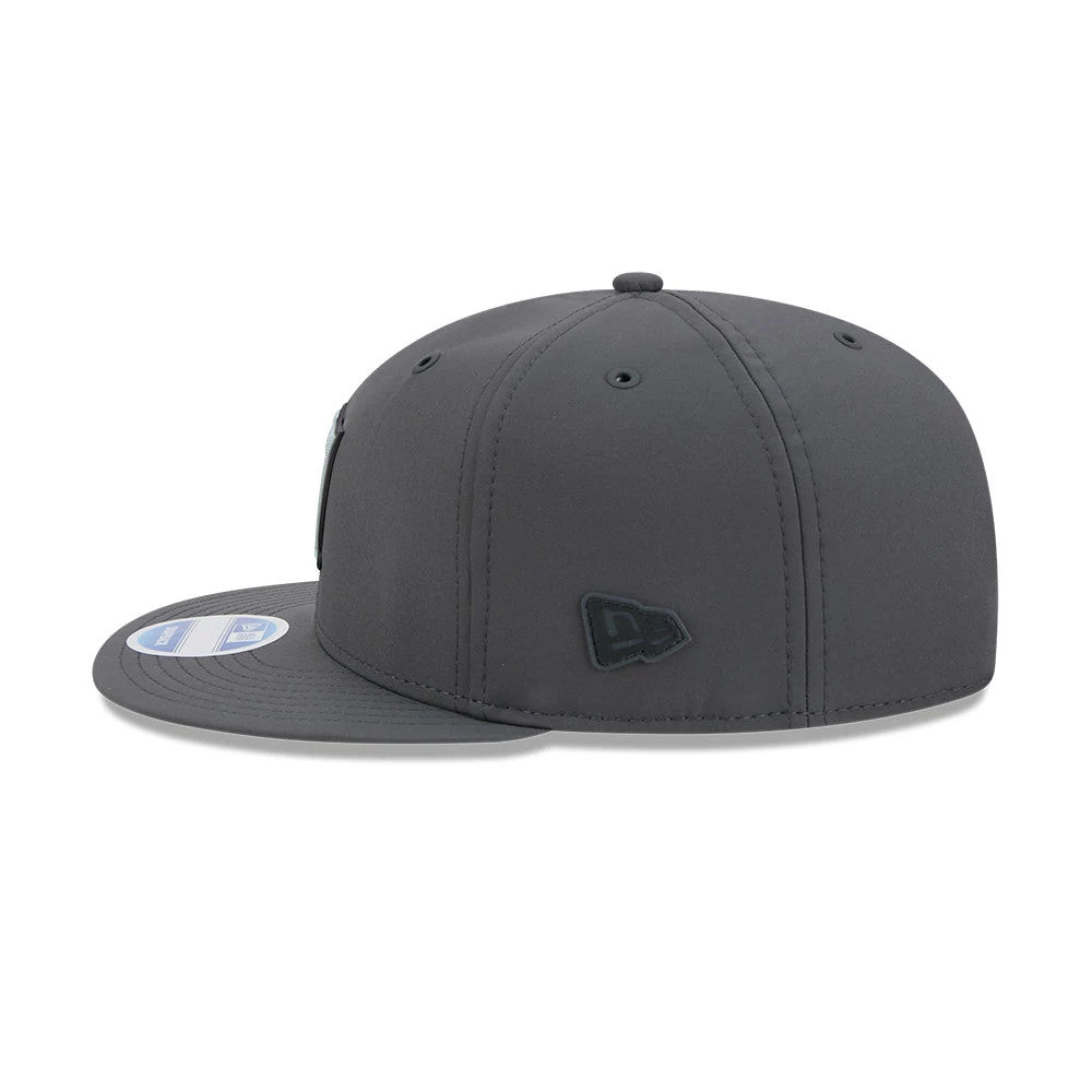 Raiders NFL Sideline 2026 Charcoal New Era 9FIFTY Snapback Adjustable Cap, side view with a black embroidered New Era flag logo on the left side, structured charcoal crown, and a flat charcoal visor featuring a 9FIFTY size sticker.