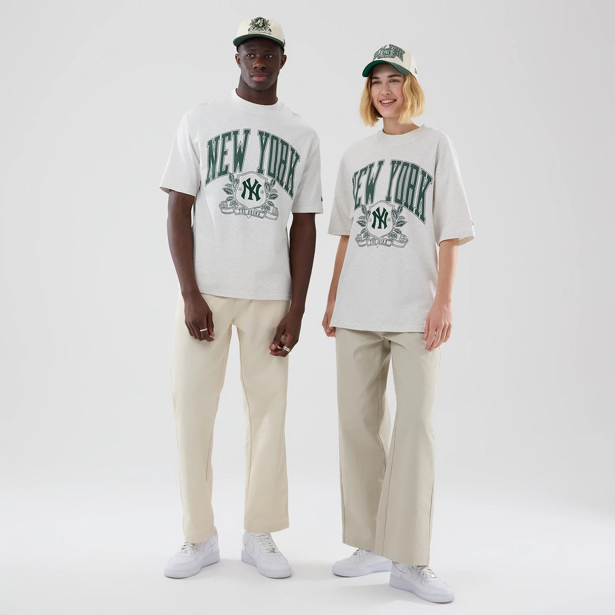 The model is wearing this MLB Arch Graphic New York Yankees Oversized T-Shirt in pastel grey. 1