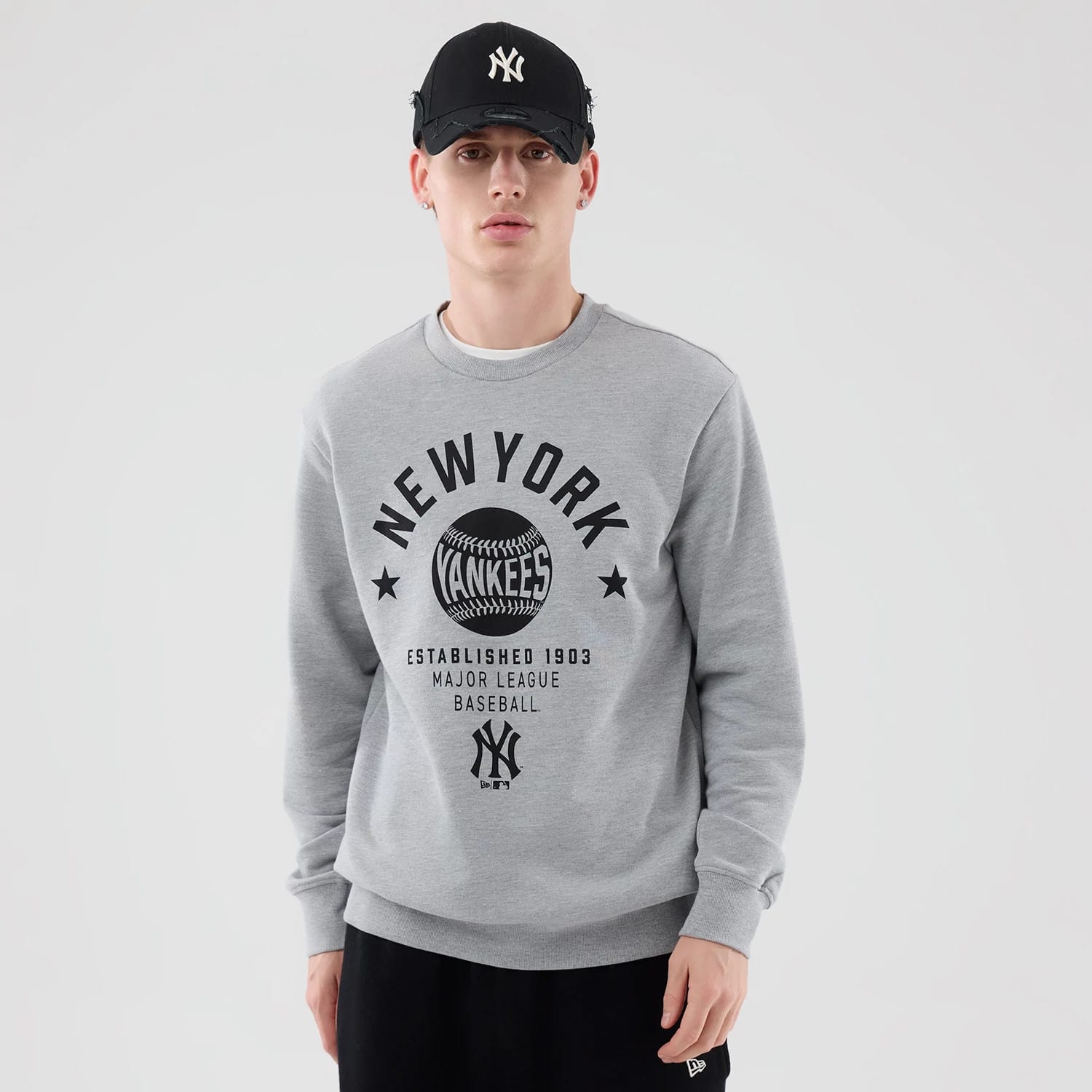 The model is wearing this MLB Graphic New York Yankees Oversized Crew Neck Sweater in grey. 3