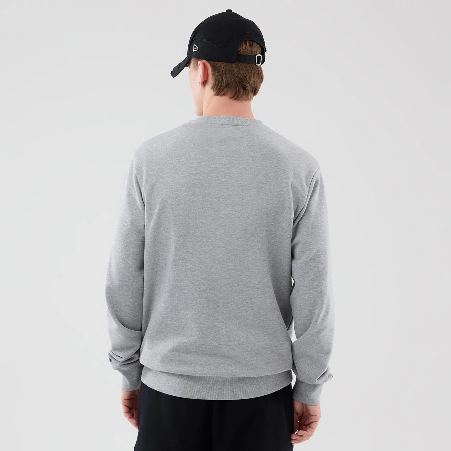 The model is wearing this MLB Graphic New York Yankees Oversized Crew Neck Sweater in grey. 2