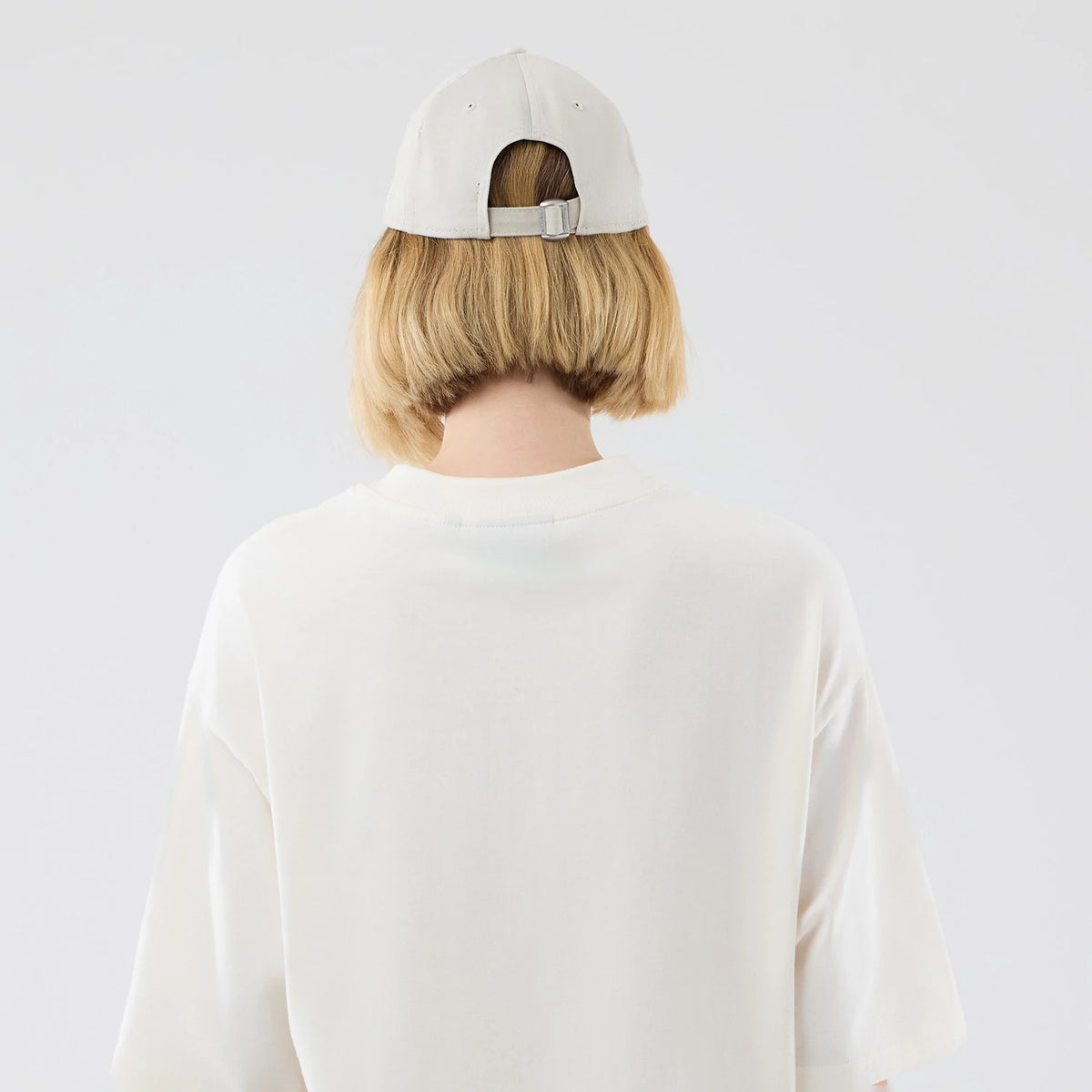 The model is wearing this MLB Arch Graphic New York Yankees Oversized T-Shirt in open white. 8