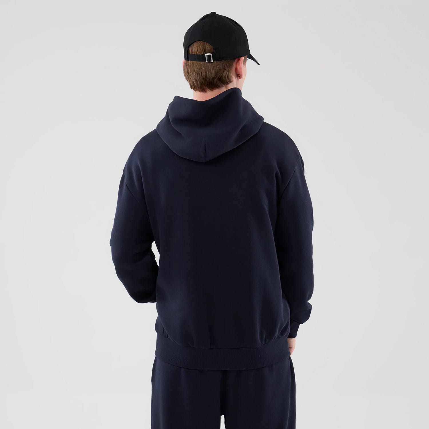The model is wearing this NBA Core Plus LA Lakers Pullover Hoodie in navy. 2