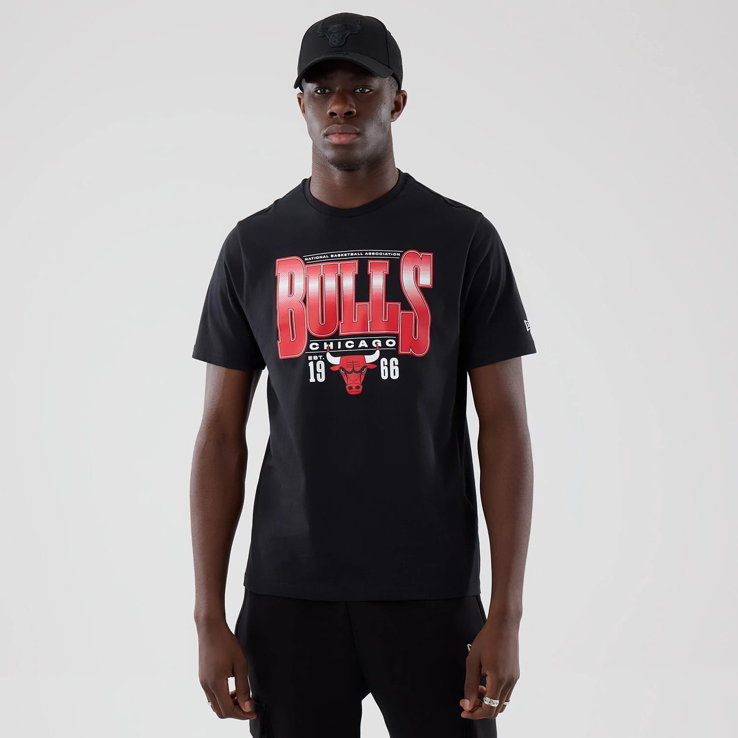 The model is wearing this NBA Arch Graphic Chicago Bulls T-Shirt in black. 1