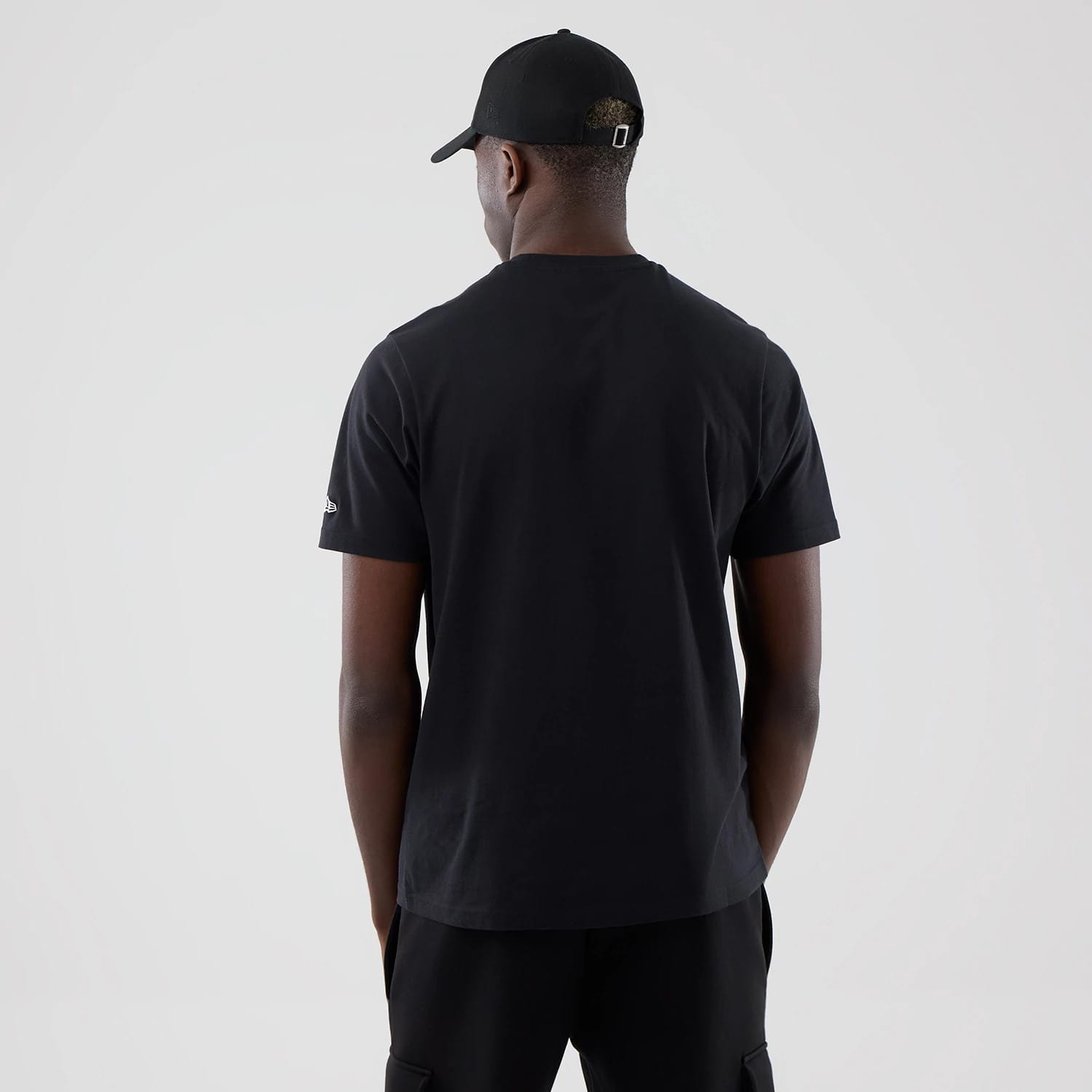 The model is wearing this NBA Arch Graphic Chicago Bulls T-Shirt in black. 2