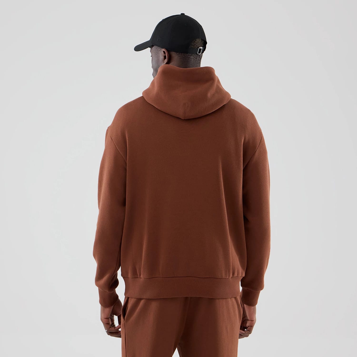 The model is wearing this NBA Core Plus Chicago Bulls Pullover Hoodie in brown. 2
