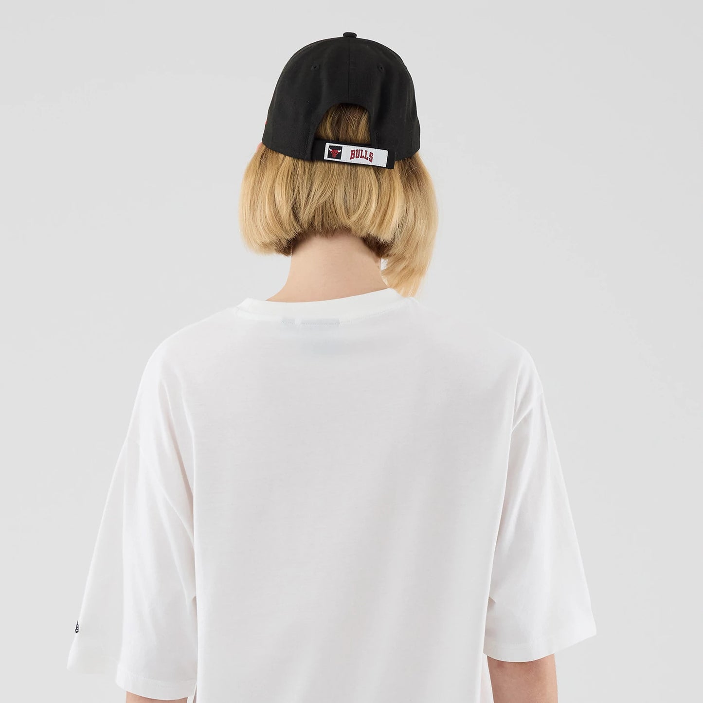 The model is wearing this NBA Script Graphic Chicago Bulls Oversized T-Shirt in white. 8