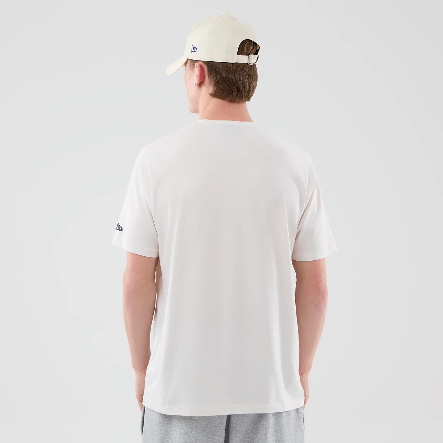 The model is wearing this MLB Graphic LA Dodgers T-Shirt in open white. 2