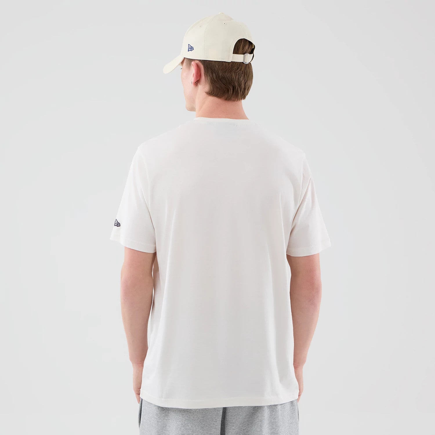 The model is wearing this MLB Graphic LA Dodgers T-Shirt in open white. 2