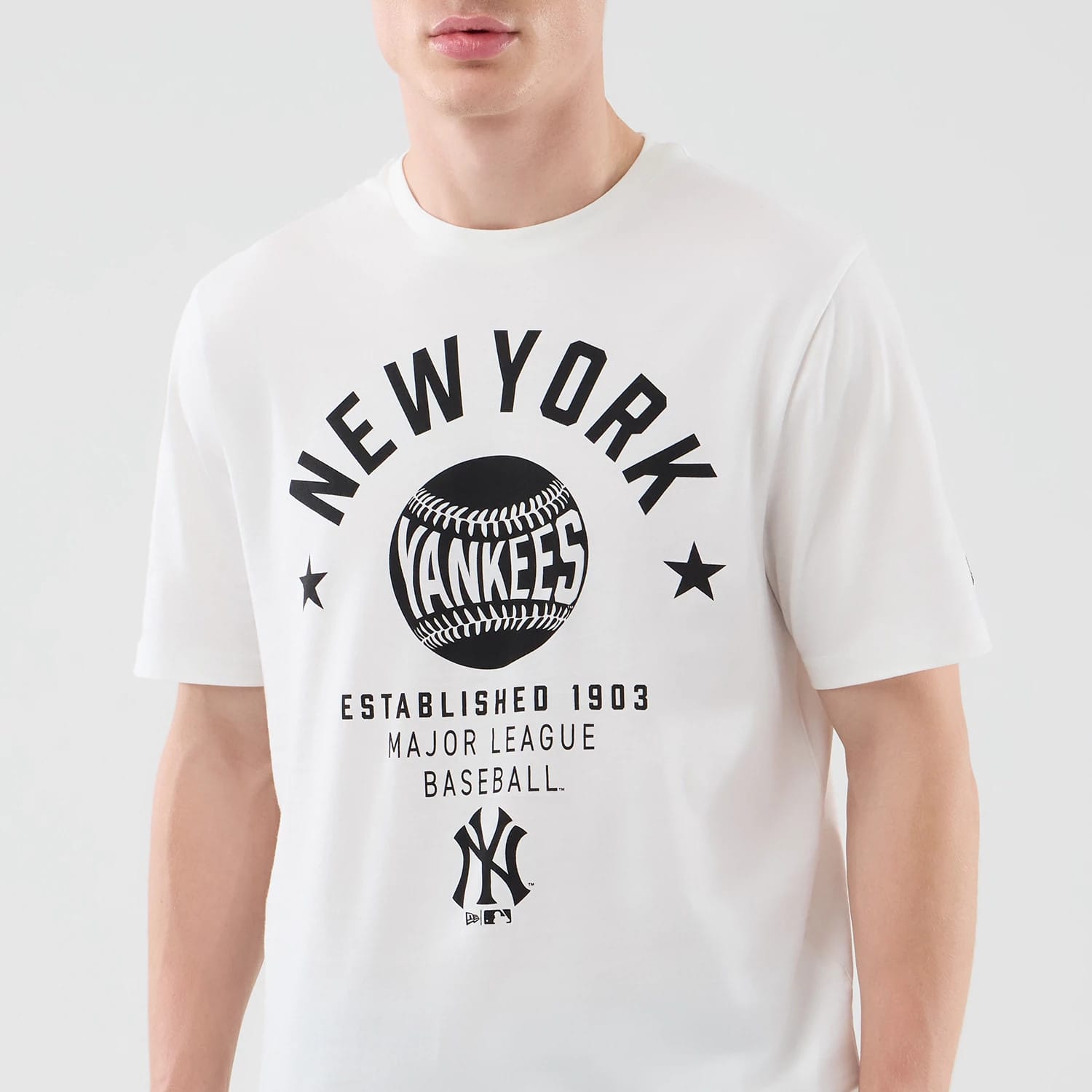 The model is wearing this MLB Graphic New York Yankees T-Shirt in white. 3