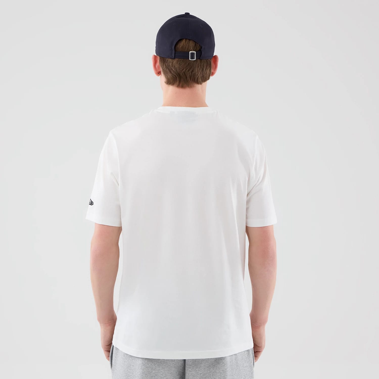 The model is wearing this MLB Graphic New York Yankees T-Shirt in white. 2