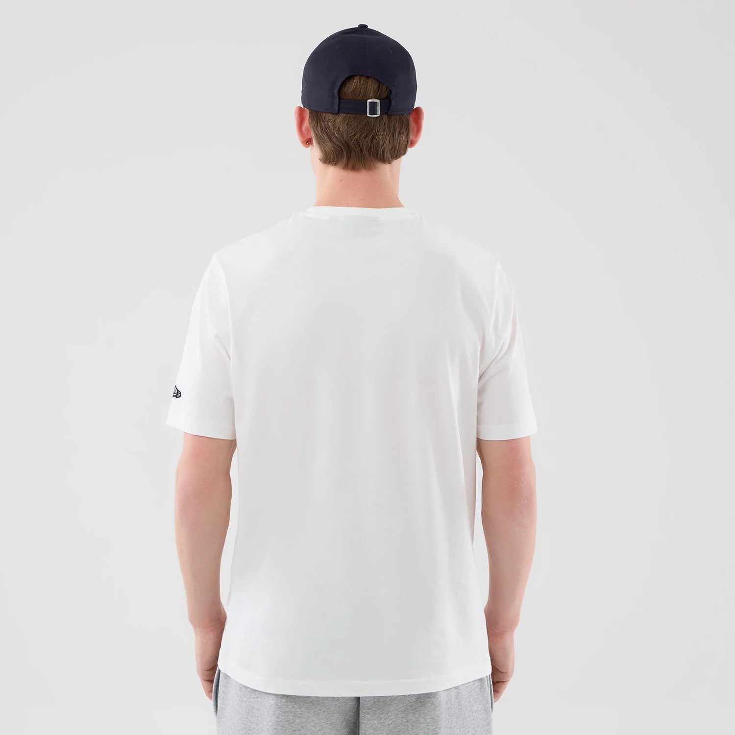 The model is wearing this MLB Graphic New York Yankees T-Shirt in white. 2