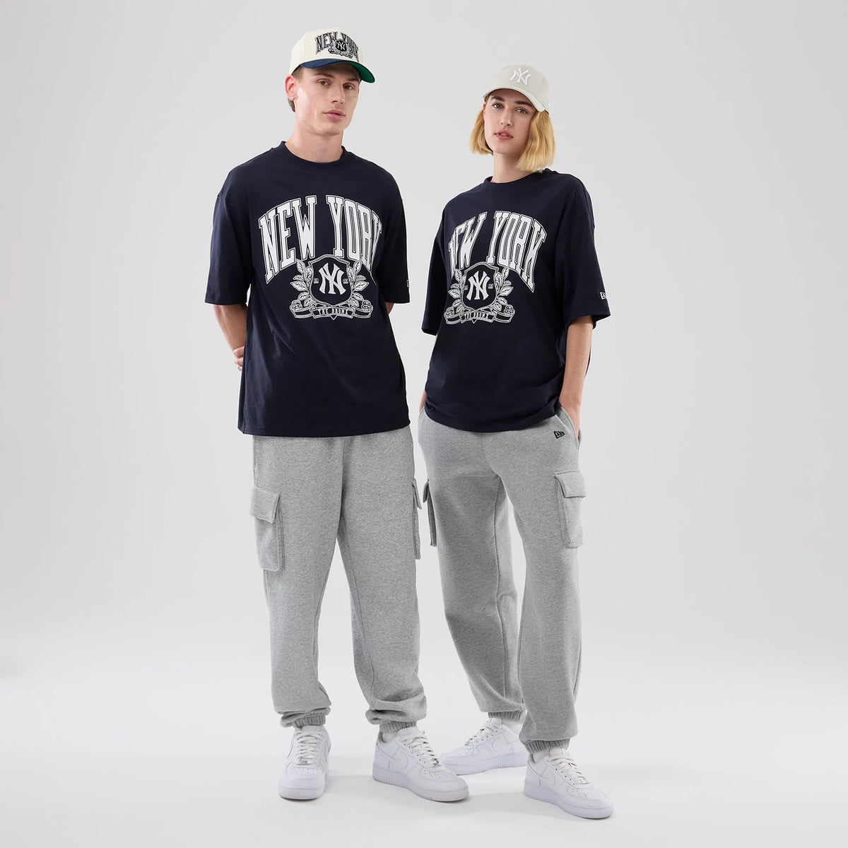 The model is wearing this MLB Arch Graphic New York Yankees Oversized T-Shirt in navy. 1