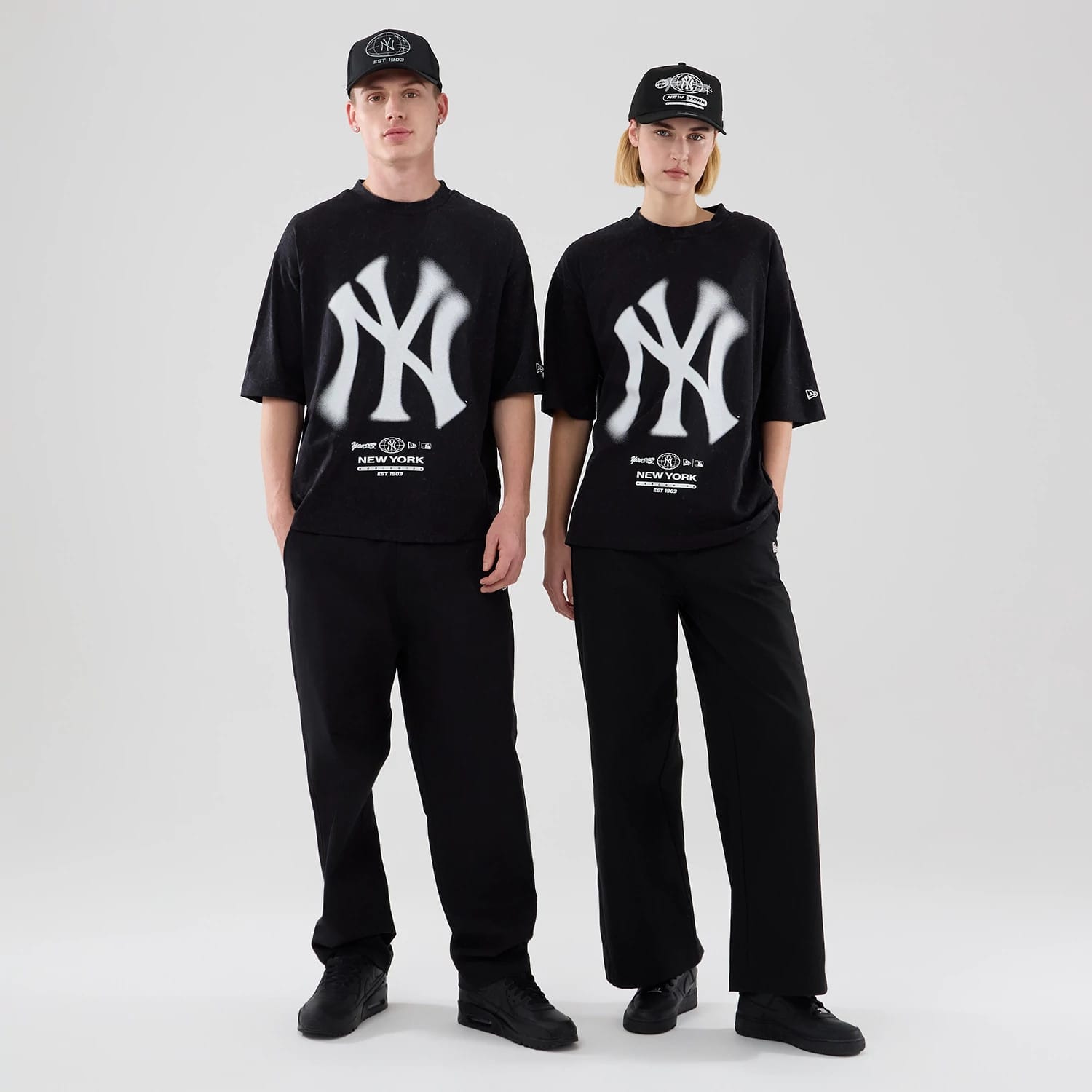 The model is wearing this MLB Graphic New York Yankees Boxy T-Shirt in black. 1