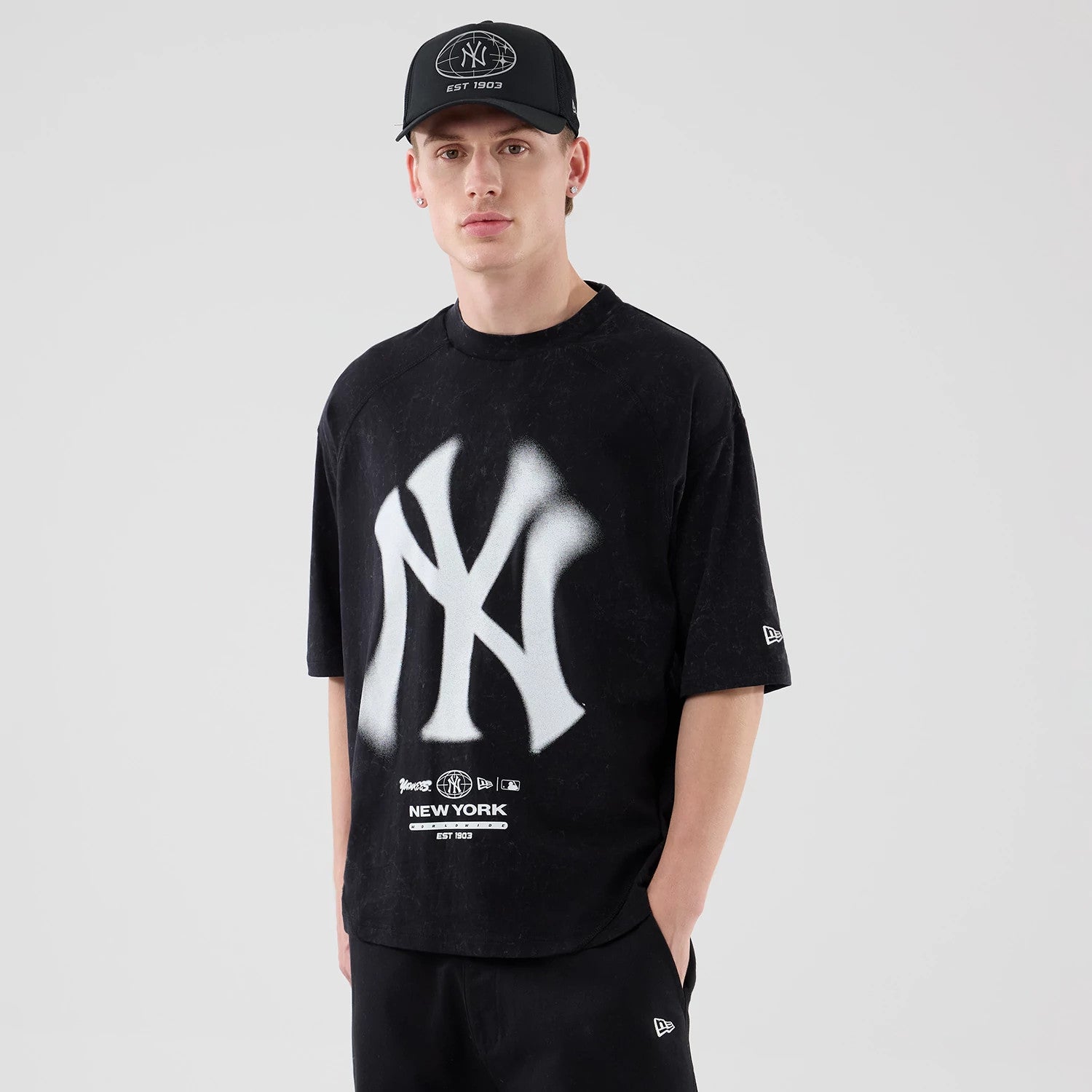 The model is wearing this MLB Graphic New York Yankees Boxy T-Shirt in black. 3
