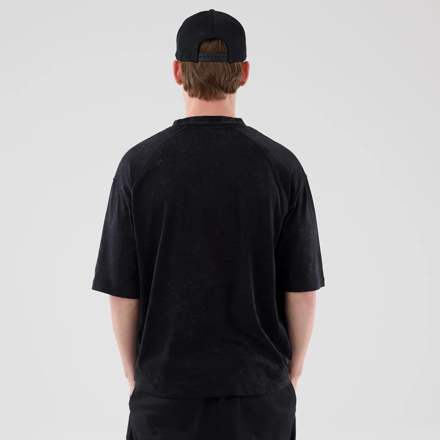 The model is wearing this MLB Graphic New York Yankees Boxy T-Shirt in black. 2