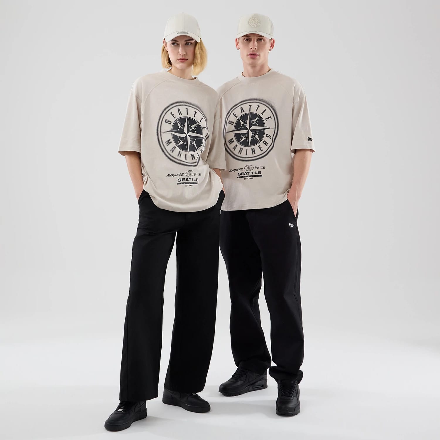 The model is wearing this MLB Graphic Seattle Mariners Boxy T-Shirt in cream. 1