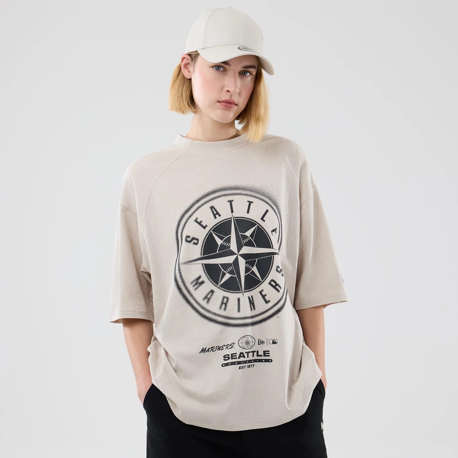 The model is wearing this MLB Graphic Seattle Mariners Boxy T-Shirt in cream. 4