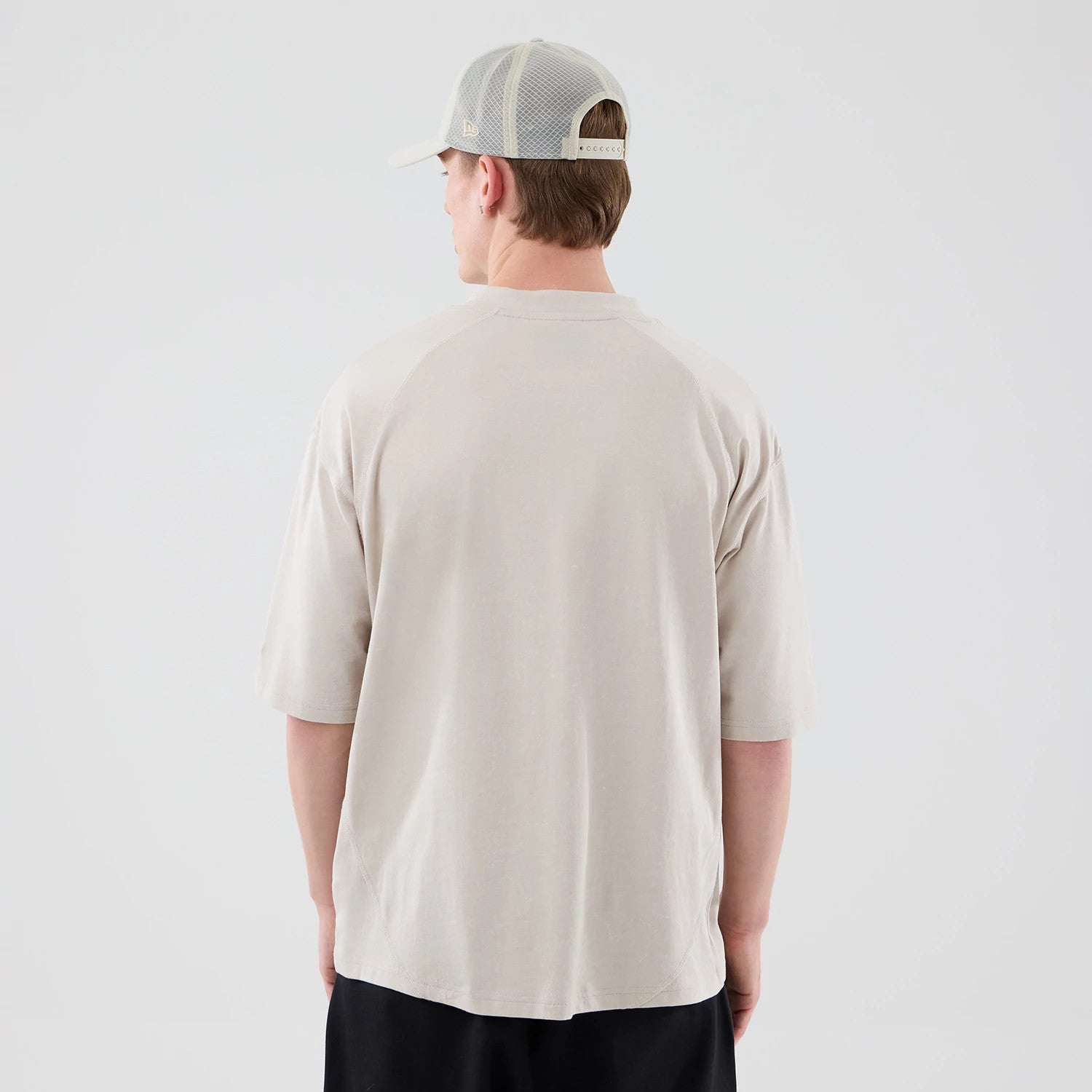 The model is wearing this MLB Graphic Seattle Mariners Boxy T-Shirt in cream. 2
