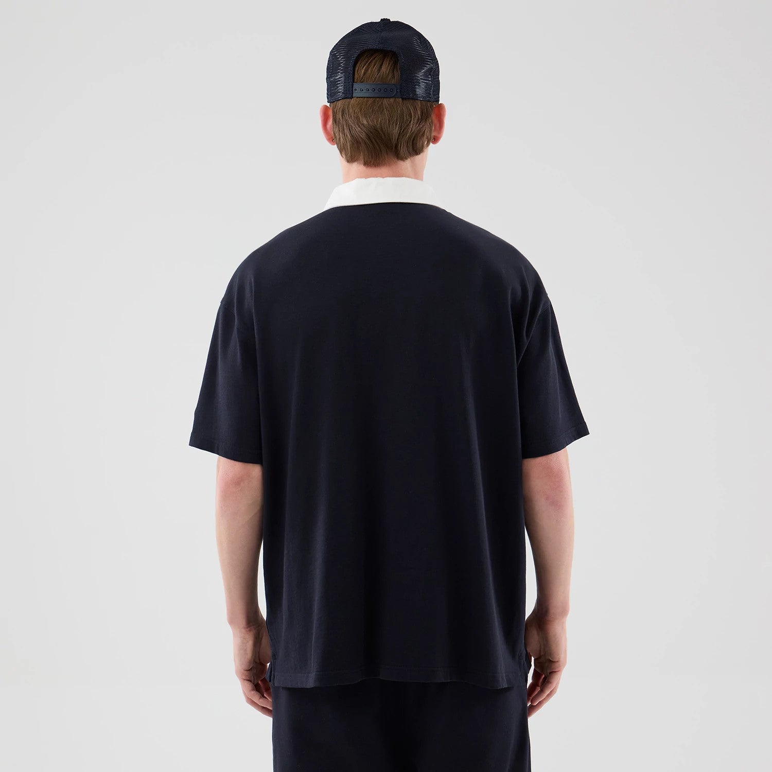 The model is wearing this MLB New York Yankees Polo T-Shirt in navy. 2