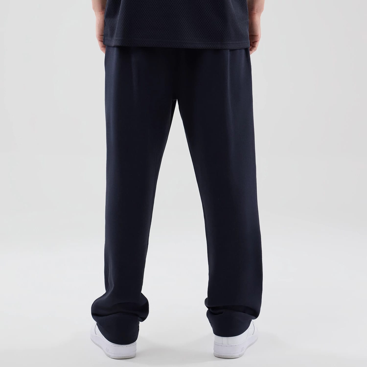 The model is wearing these NBA Core Plus LA Lakers Straight Leg Joggers in navy. 2