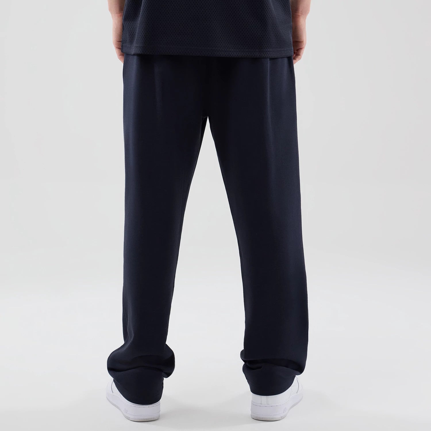 The model is wearing these NBA Core Plus LA Lakers Straight Leg Joggers in navy. 2