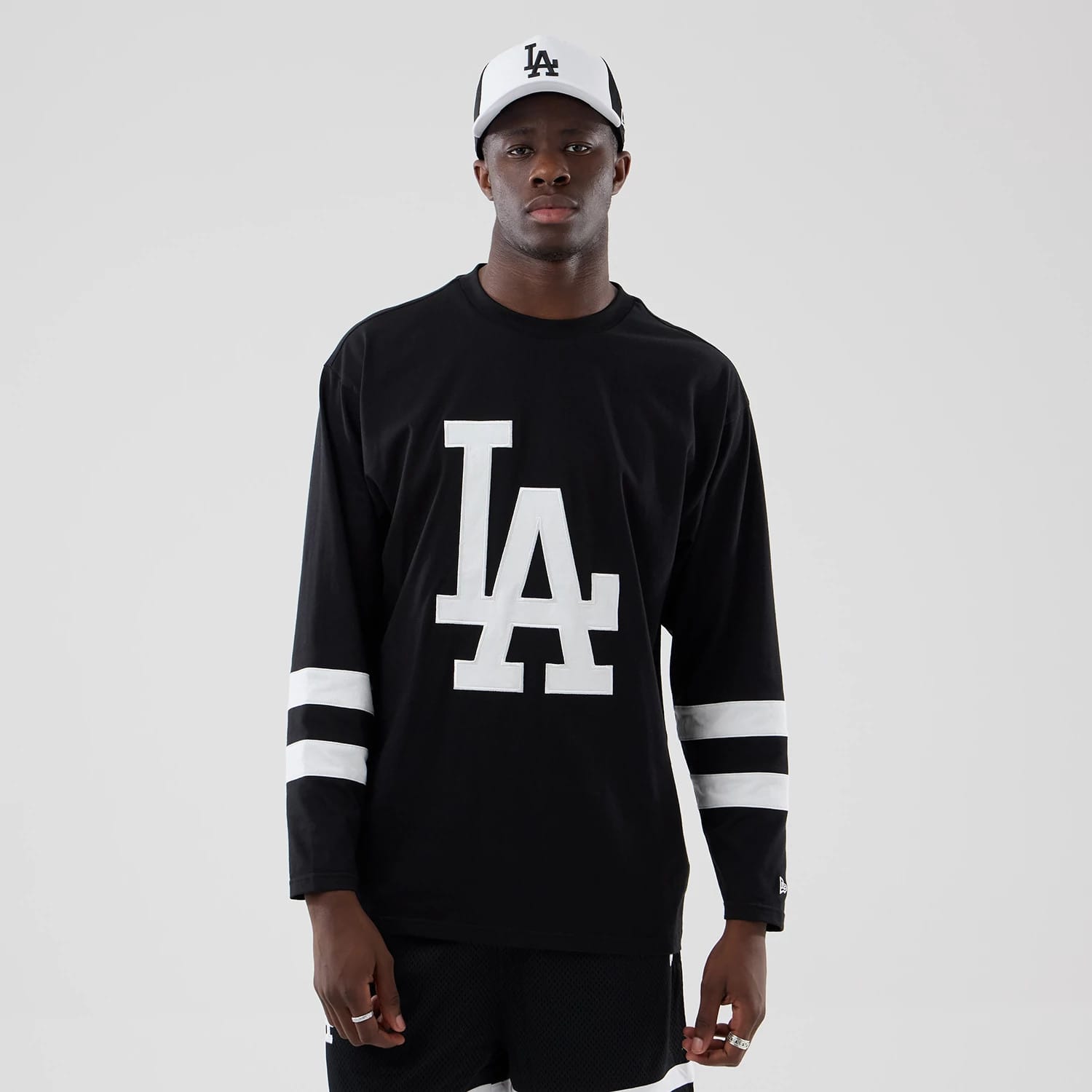 The model is wearing this MLB LA Dodgers Oversized Long Sleeve T-Shirt in black. 3