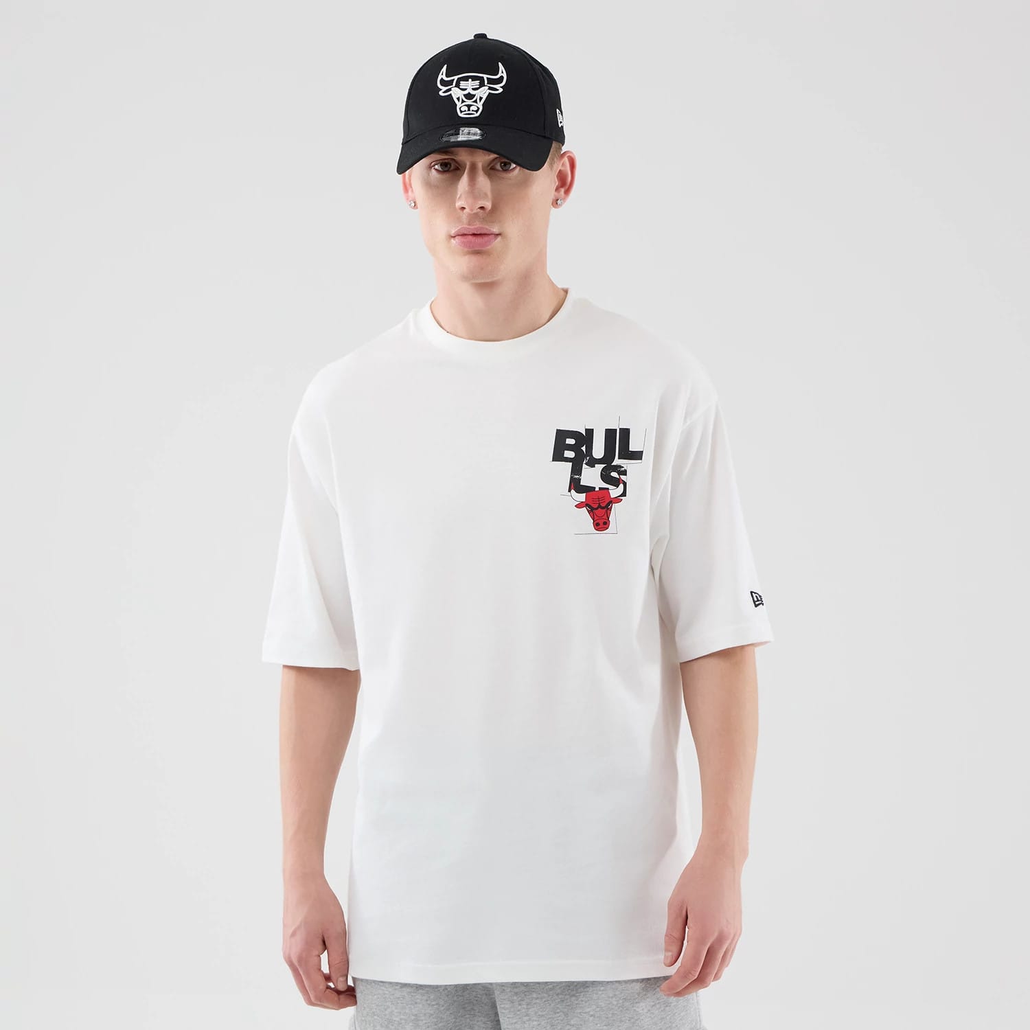 The model is wearing this NBA Player Graphic Chicago Bulls Oversized T-Shirt in white. 1
