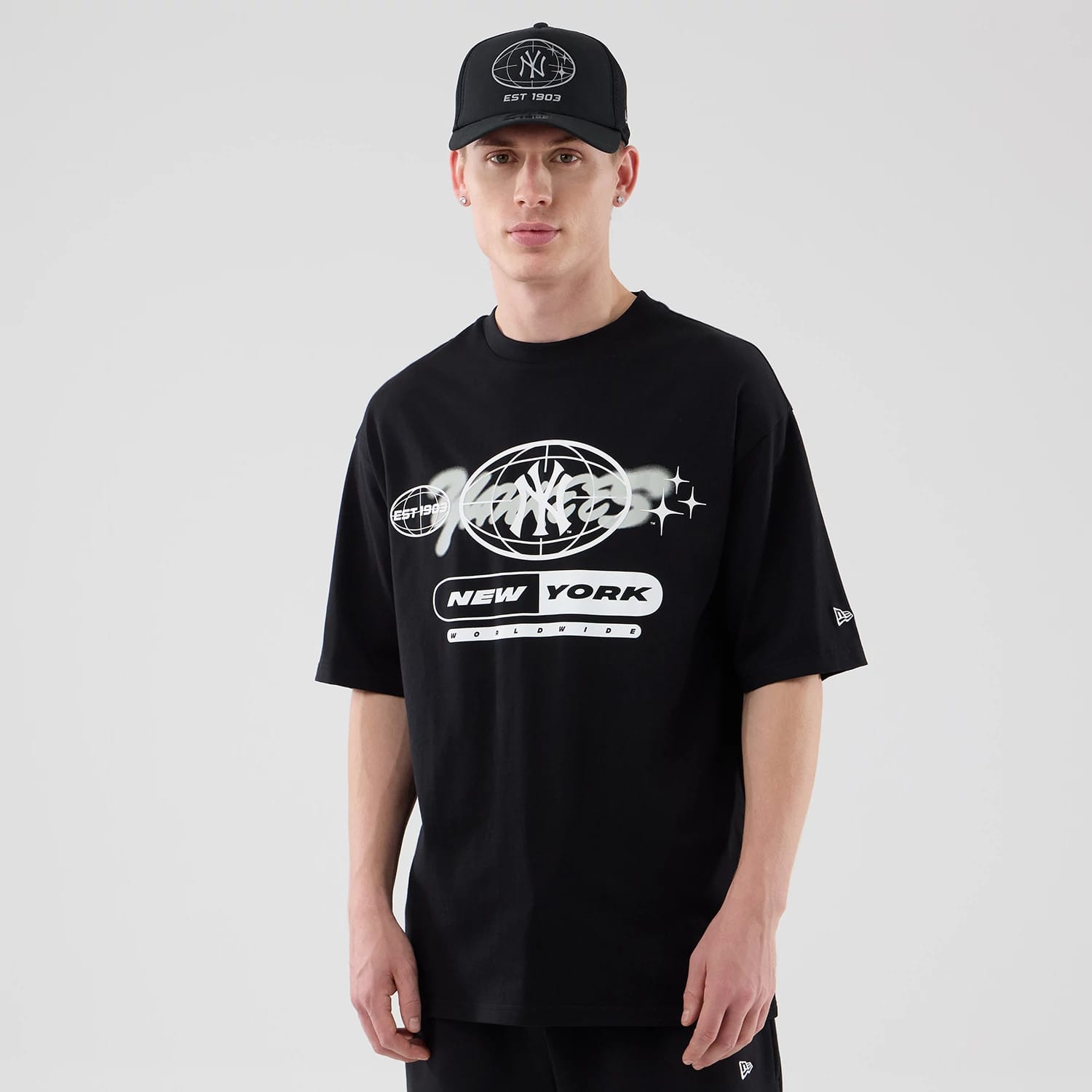 The model is wearing this MLB Logo Graphic New York Yankees Oversized T-Shirt in black. 1