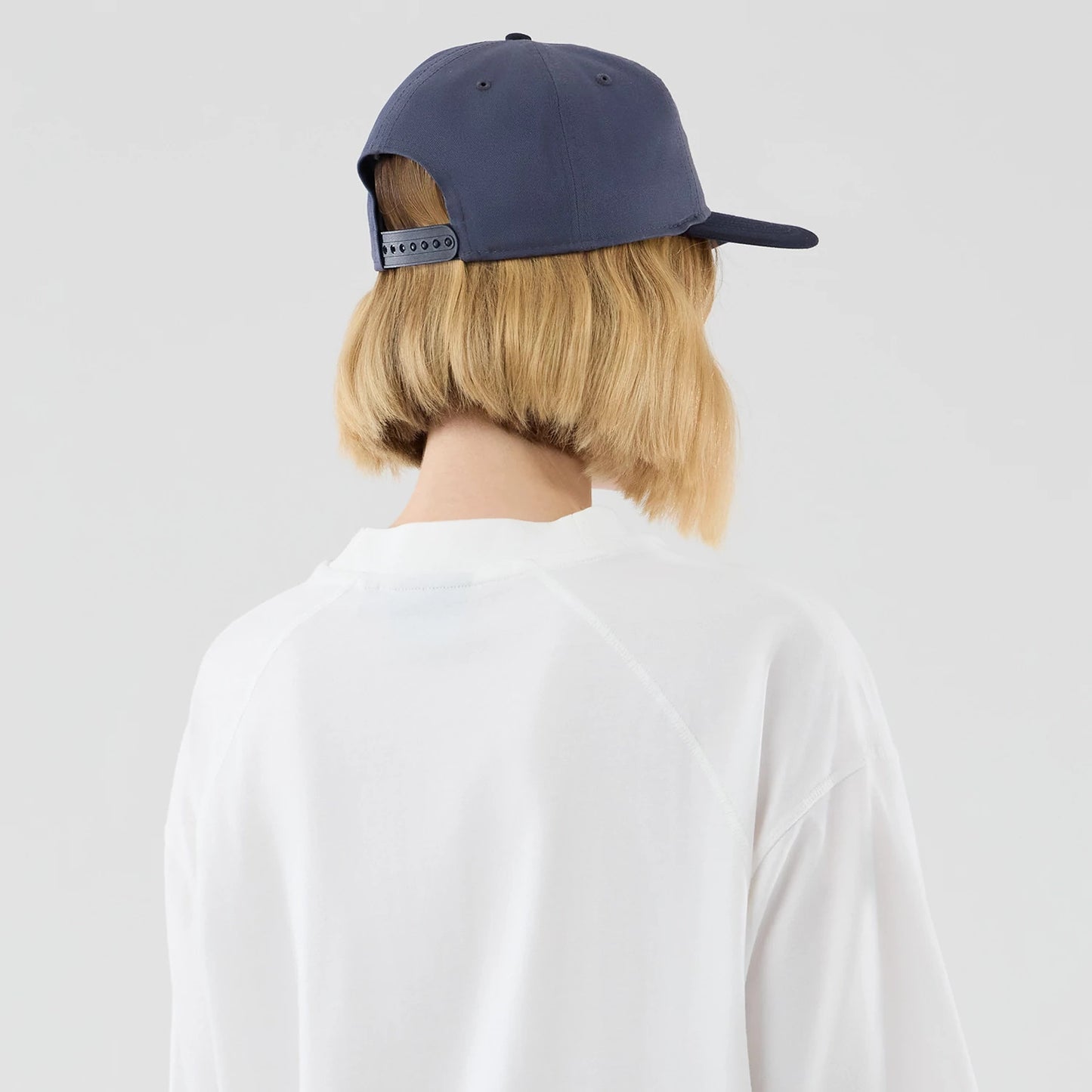 The model is wearing this MLB Graphic LA Dodgers Boxy T-Shirt in white. 8