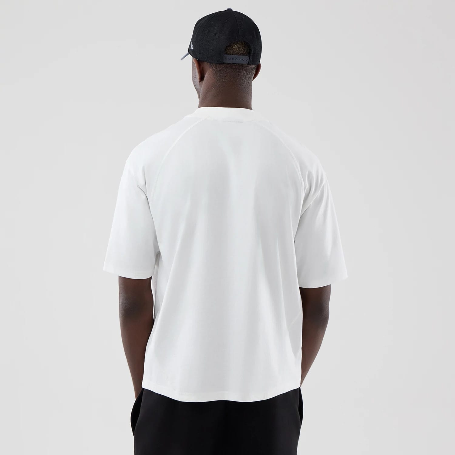 The model is wearing this MLB Graphic LA Dodgers Boxy T-Shirt in white. 2