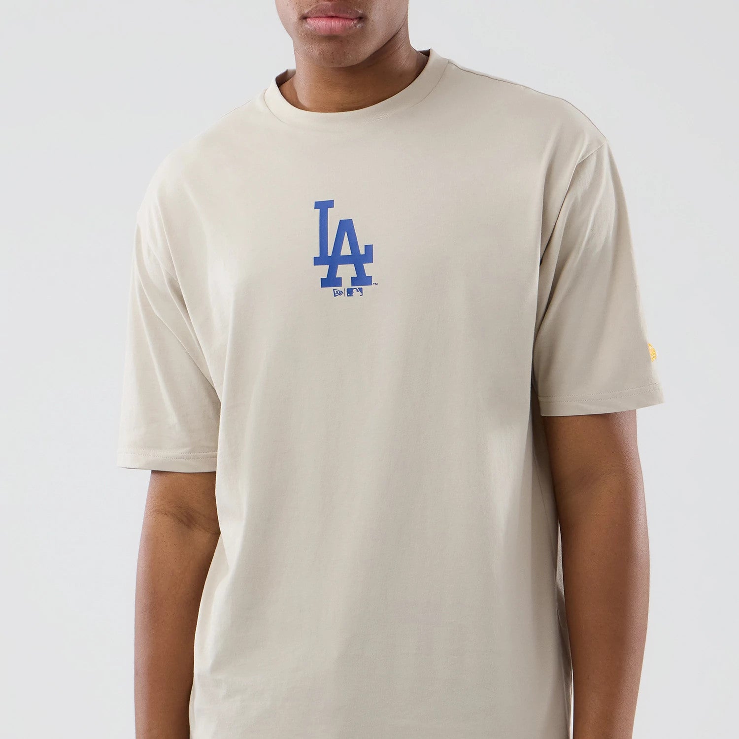 The model is wearing this MLB Food Graphic LA Dodgers Oversized T-Shirt in cream. 4