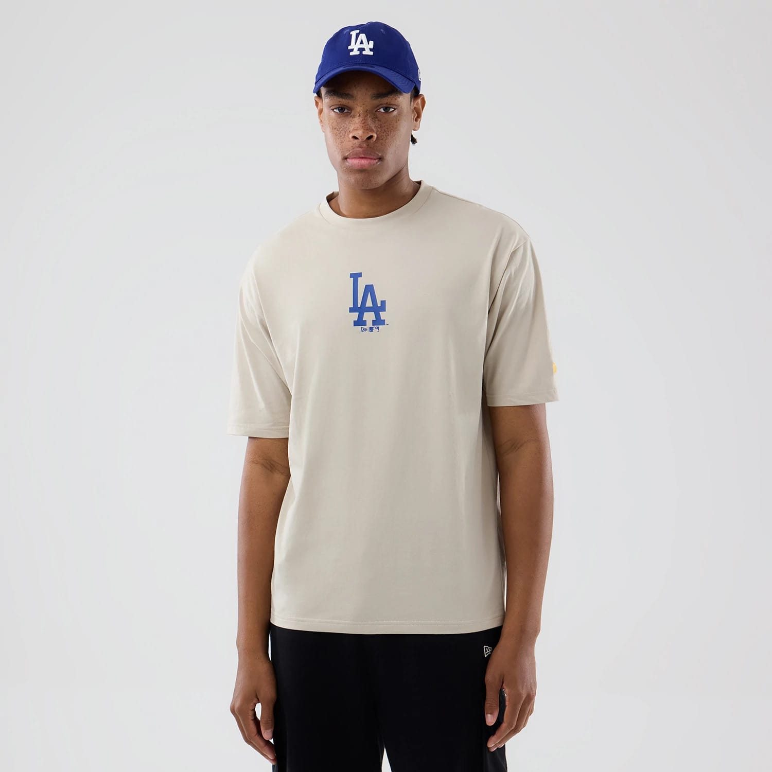 The model is wearing this MLB Food Graphic LA Dodgers Oversized T-Shirt in cream. 1