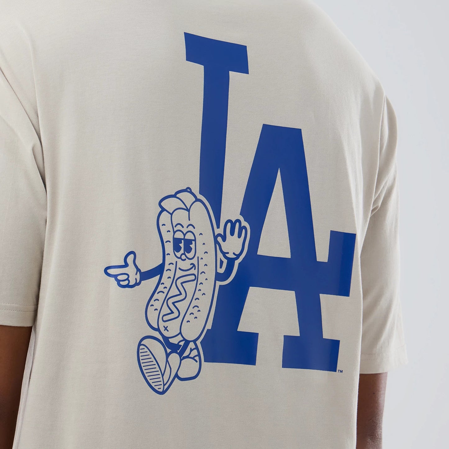 The model is wearing this MLB Food Graphic LA Dodgers Oversized T-Shirt in cream. 7