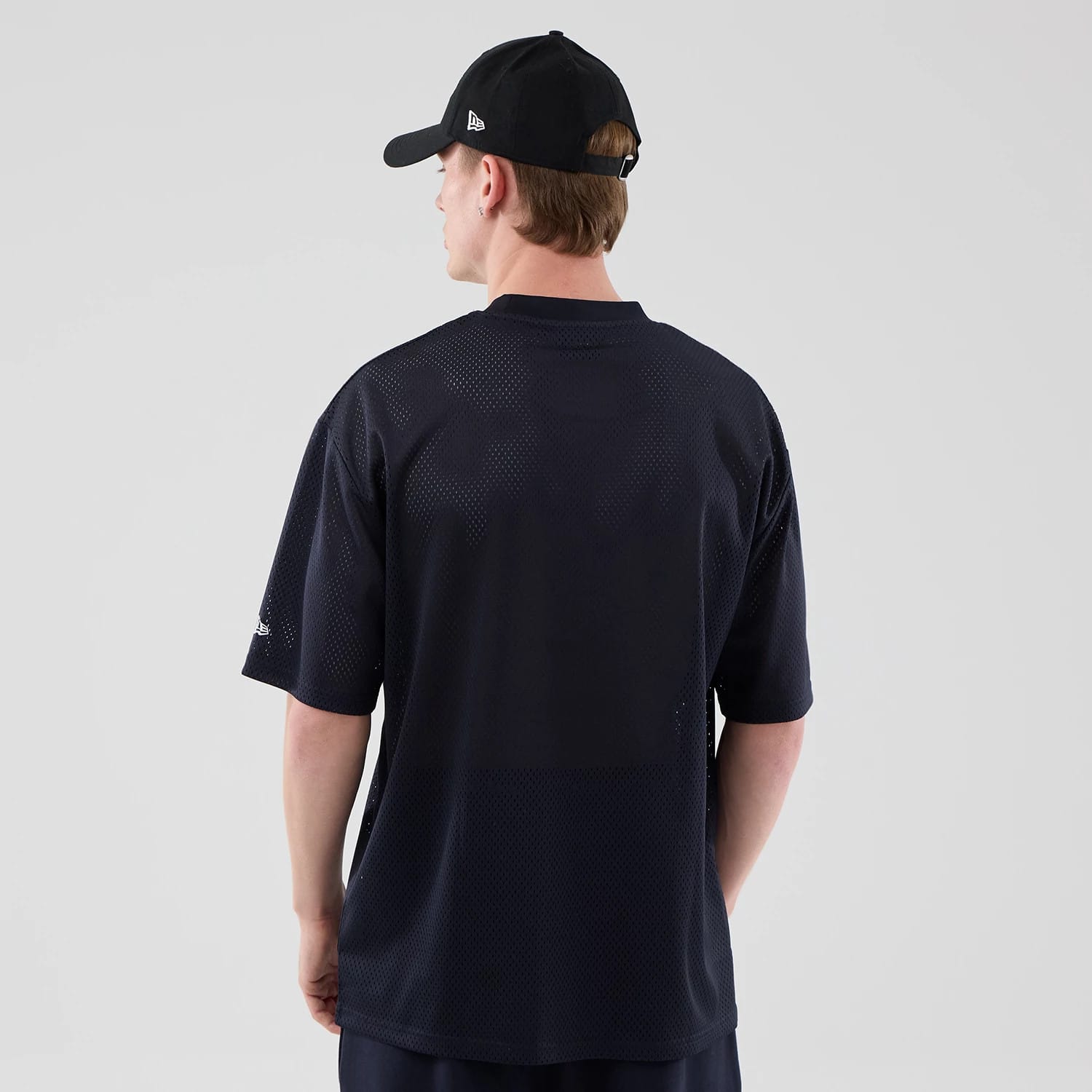 The model is wearing this NBA Core Plus Mesh LA Lakers Oversized T-Shirt in navy. 2