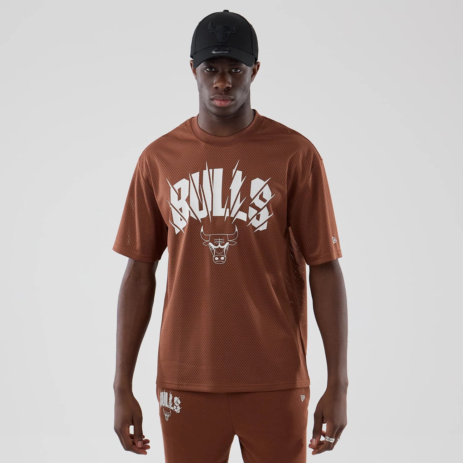 The model is wearing this NBA Core Plus Mesh Chicago Bulls Oversized T-Shirt in brown. 1