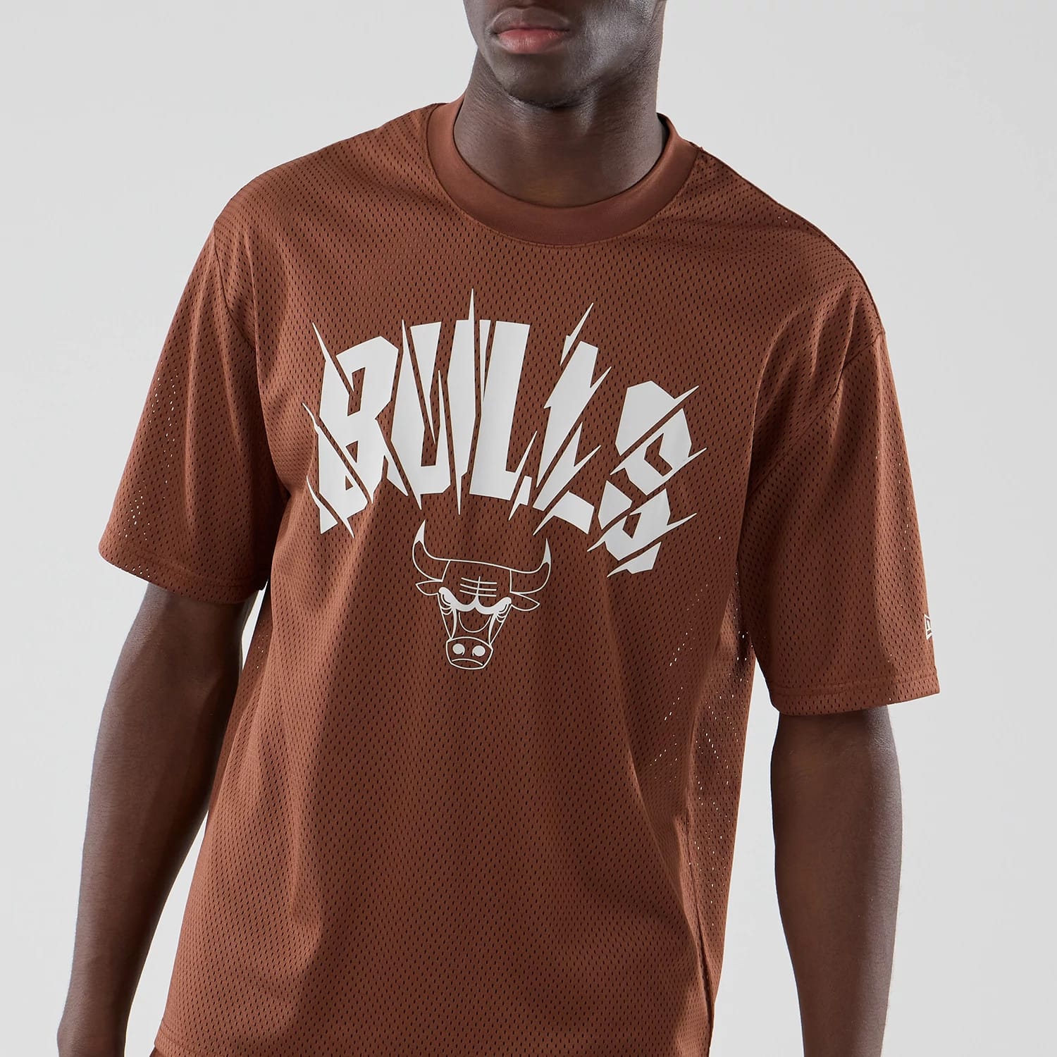 The model is wearing this NBA Core Plus Mesh Chicago Bulls Oversized T-Shirt in brown. 3