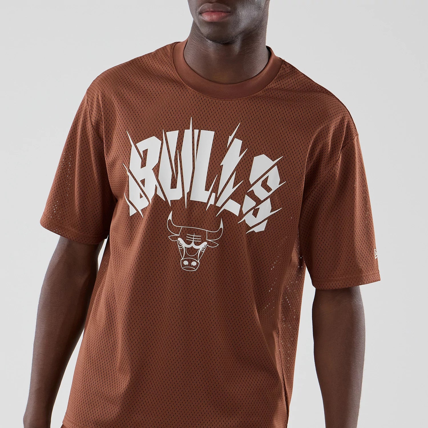 The model is wearing this NBA Core Plus Mesh Chicago Bulls Oversized T-Shirt in brown. 3