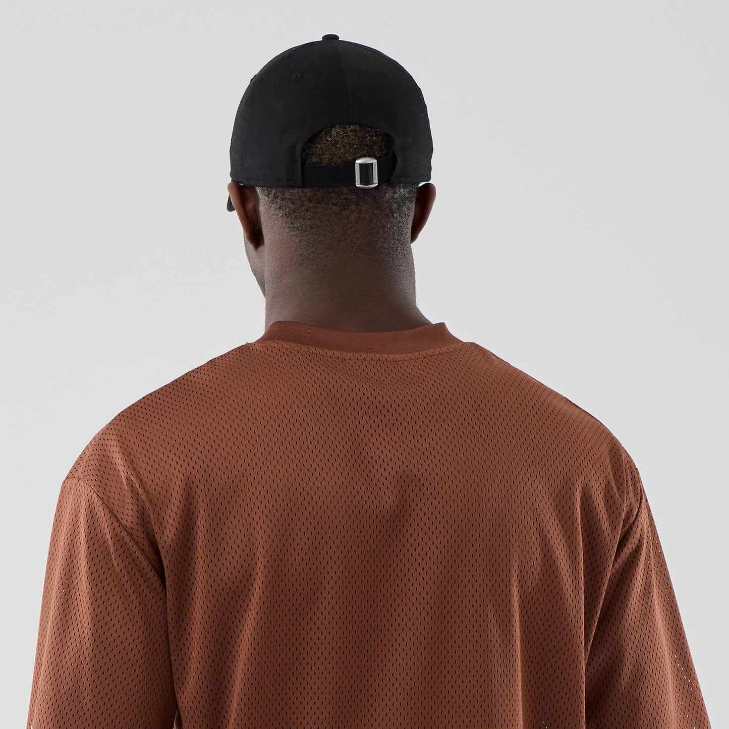 The model is wearing this NBA Core Plus Mesh Chicago Bulls Oversized T-Shirt in brown. 7