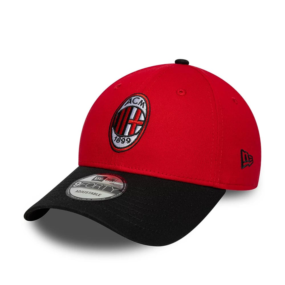 AC Milan Contrast Red & Black New Era 9FORTY Adjustable Cap, three-quarter view showing the embroidered AC Milan logo on the red front panel, a curved black visor with a 9FORTY size sticker, and the New Era flag logo on the left side.