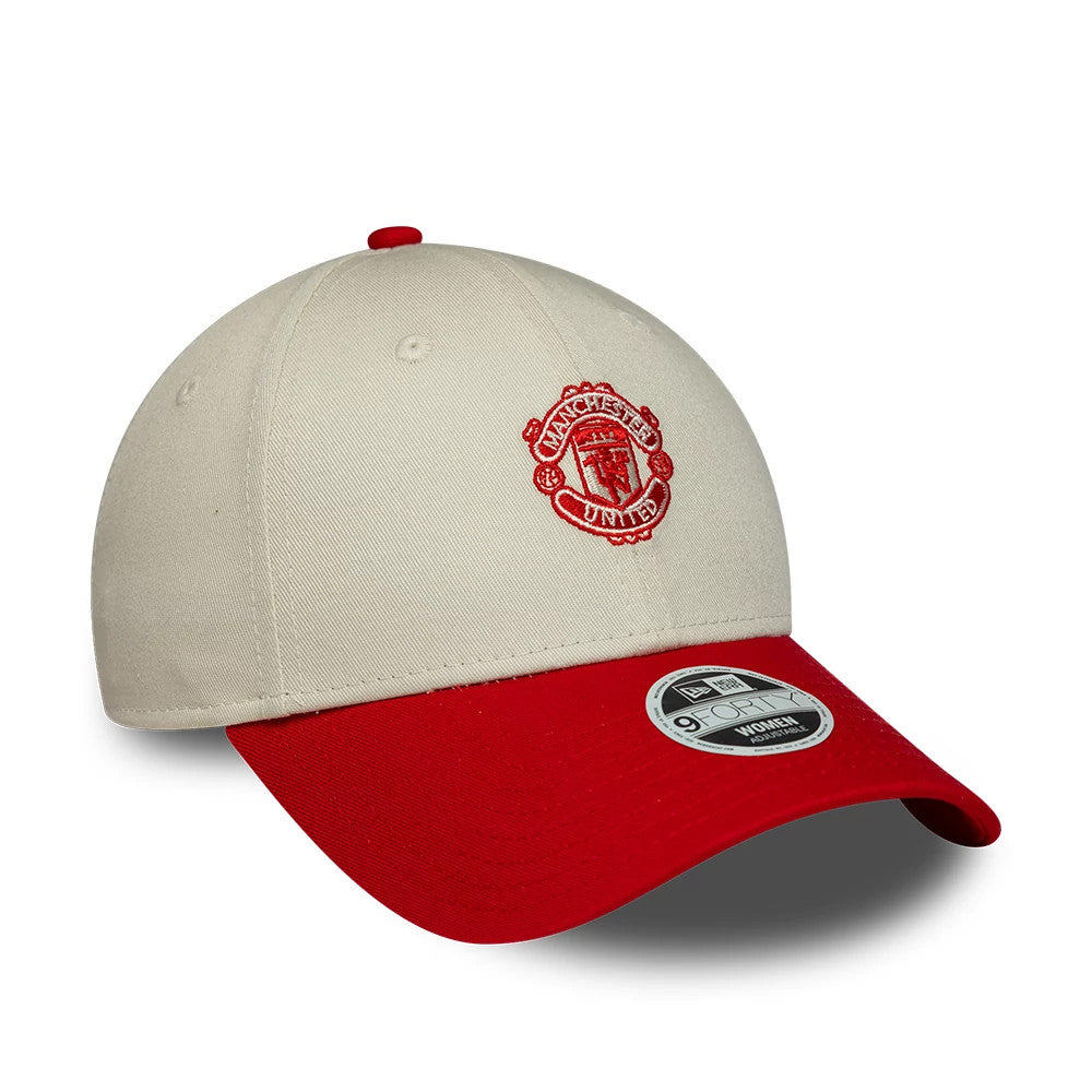 Womens Manchester United FC Cream & Red New Era 9FORTY Adjustable Cap, three-quarter view showing the red embroidered club crest on the front cream panel, with a red curved visor and a 9FORTY size sticker on top.