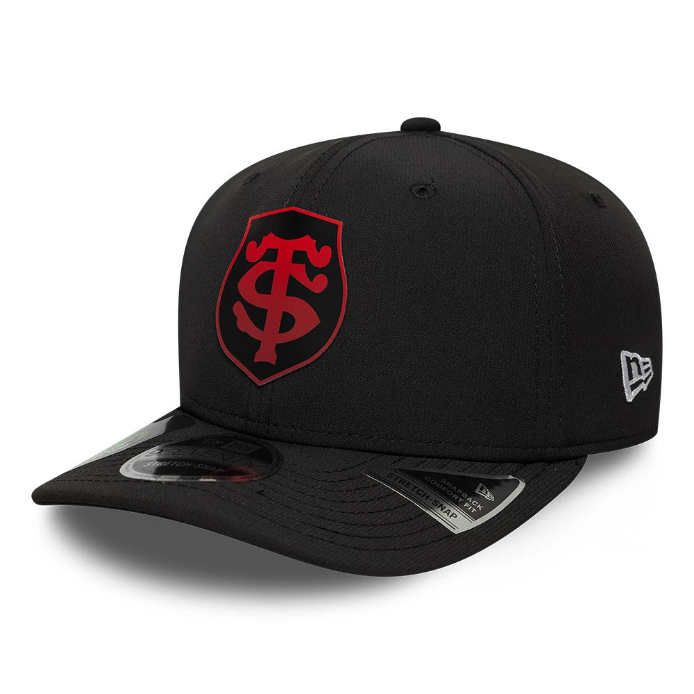 Stade Toulousain Gradient Black New Era 9SEVENTY Stretch Snap Adjustable Cap, front view showing a red and black raised embroidered crest logo on the front panel, a black curved visor with a size sticker, and the New Era flag logo on the left side.