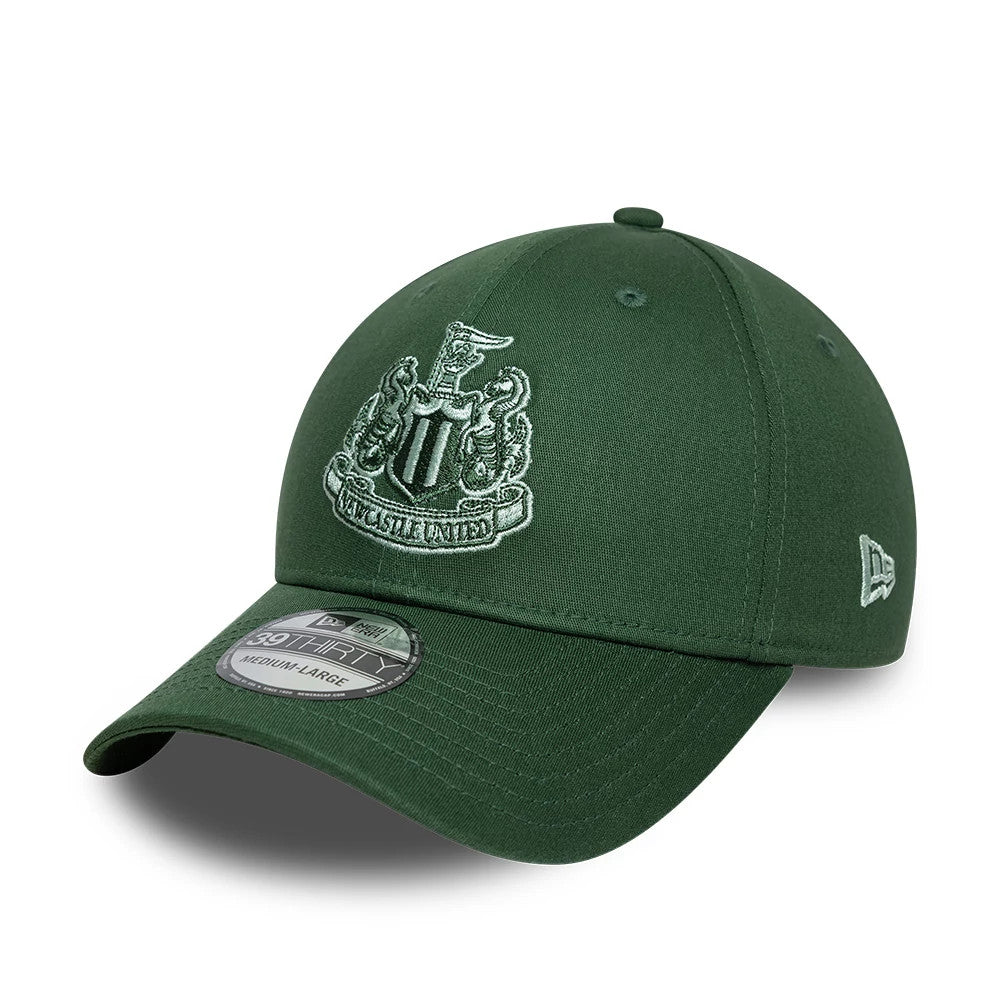 Newcastle United FC Dark Green New Era 39THIRTY Stretch Fit Cap, front view showing the intricately embroidered club crest on the front panel, a New Era flag logo on the left side, and a 39THIRTY size sticker on the curved visor.