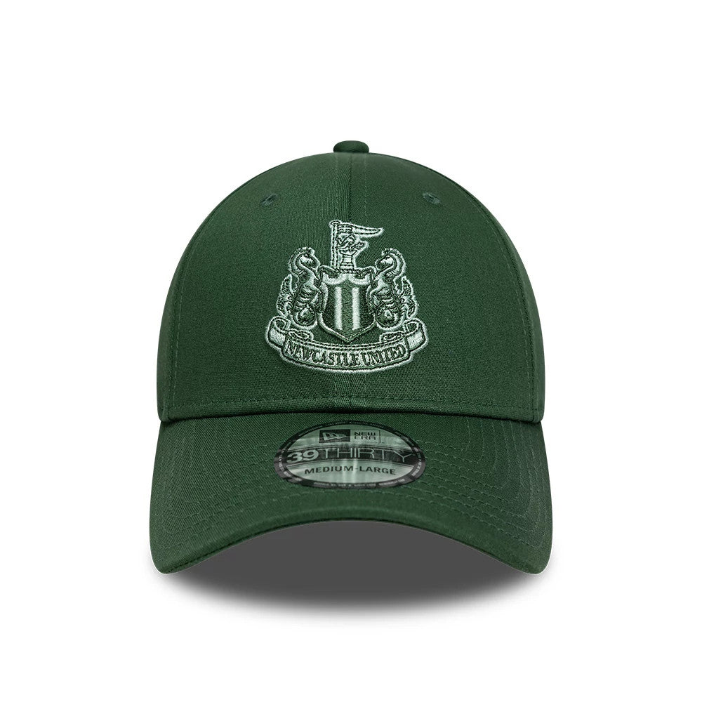 Newcastle United FC Dark Green New Era 39THIRTY Stretch Fit Cap, front view showing the embroidered club crest in white on the structured dark green crown, with a black 39THIRTY size sticker centred on the matching curved visor.