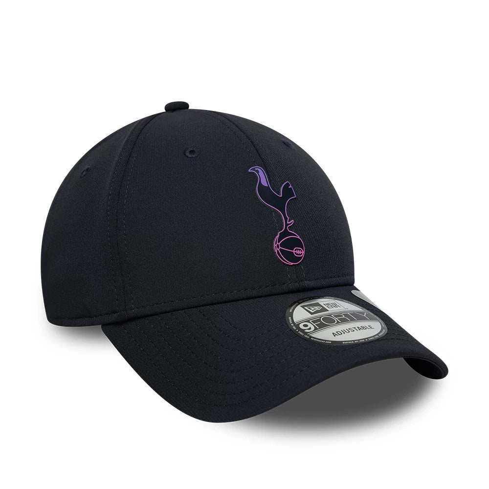 Tottenham Hotspur FC Recycled Navy New Era 9FORTY Adjustable Cap, three-quarter view showing the purple and pink embroidered cockerel logo on the front panel, with a pre-curved navy visor and a 9FORTY size sticker on top.