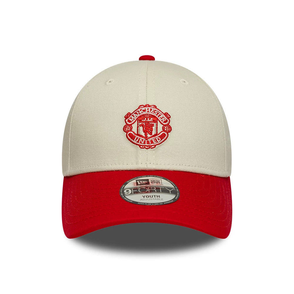 Youth Manchester United FC Contrast Cream New Era 9FORTY Adjustable Cap, front view showing the red raised embroidered Manchester United crest on the cream front panel, with a red curved visor and a 9FORTY size sticker on the visor.
