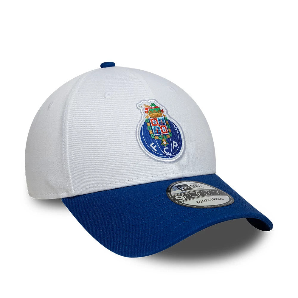 FC Porto Contrast White & Blue New Era 9FORTY Adjustable Cap, three-quarter view showing the FC Porto logo in raised embroidery on the front white panel, paired with a blue curved visor and a 9FORTY size sticker on the visor.