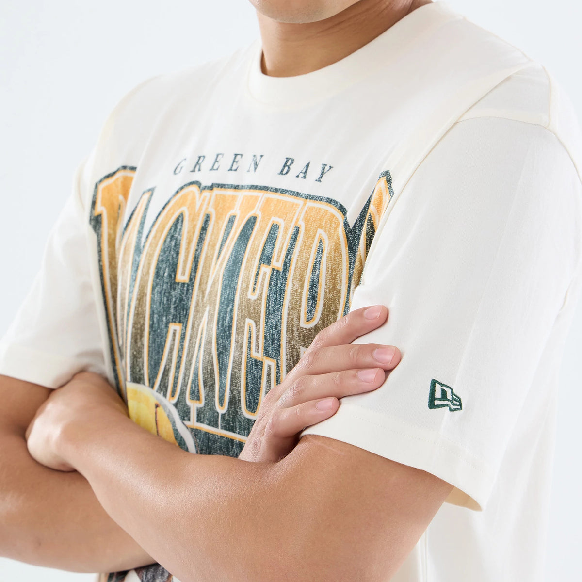 The model is wearing this NFL Sport Classic Green Bay Packers T-Shirt in Cream. 3