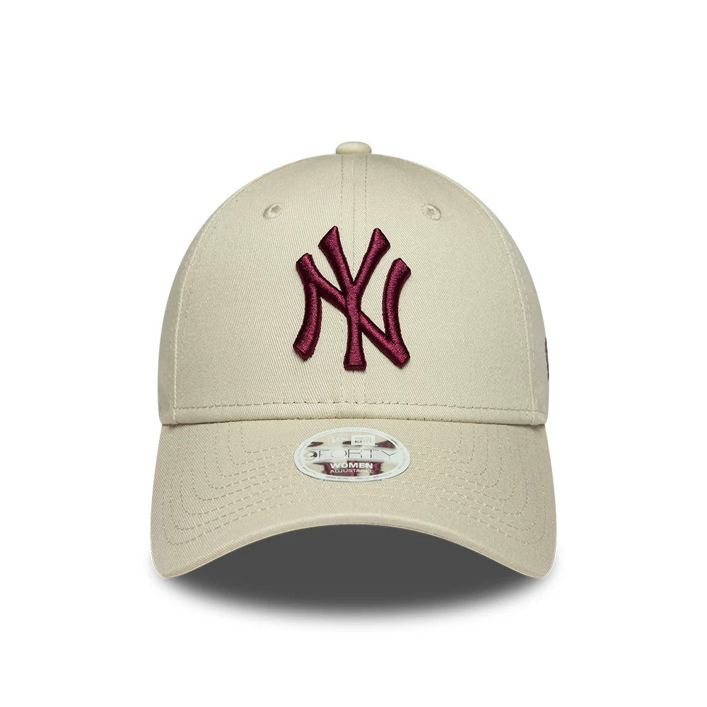 New York Yankees Womens MLB League Essential Cream New Era 9FORTY Adjustable Cap, front view showing a raised burgundy New York Yankees logo on the front panel, a cream curved visor, and a 9FORTY size sticker on the curved visor.
